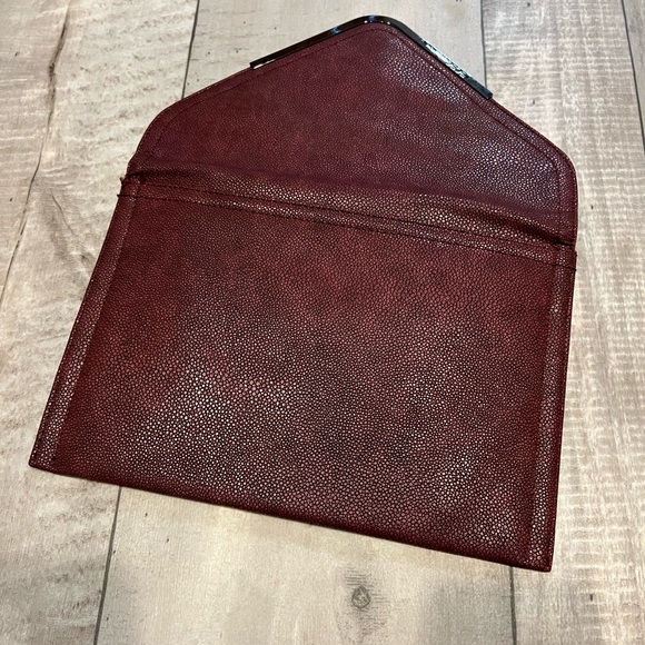 Maroon Bcbg envelope clutch AF - Picture 6 of 8